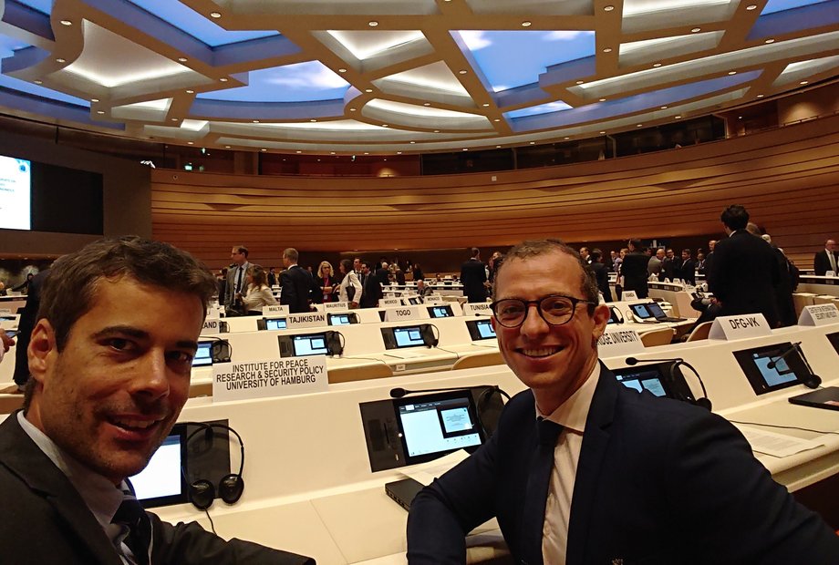 Christian Alwardt und Neil Renic auf der UN-Konferenz in Genf.