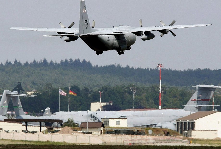 Ein Transportflugzeug der US-Luftwaffe beim Landeanflug auf den US-Stützpunkt Rammstein.