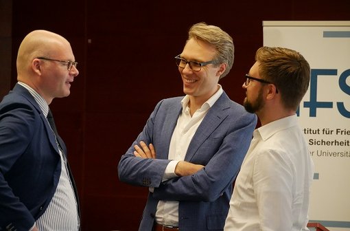 Dr. Holger Niemann (Mitte) und Dr. Ulrich Kühn (rechts) auf der gemeinsamen Veranstaltung des IFSH und der DGVN