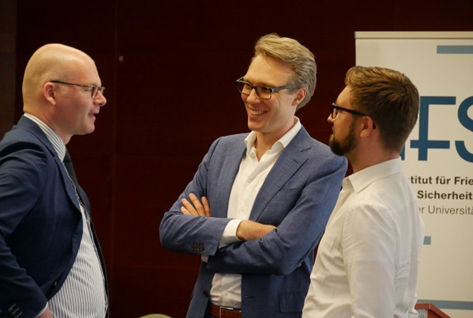 Dr. Holger Niemann (Mitte) und Dr. Ulrich Kühn (rechts) auf der gemeinsamen Veranstaltung des IFSH und der DGVN