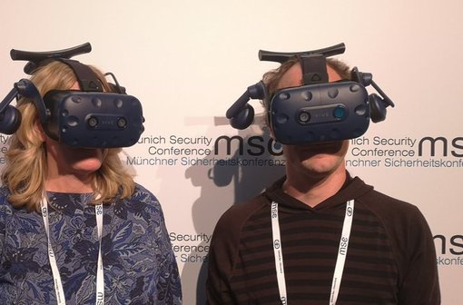 Sharon K. Weiner und Moritz Kütt stellten ihr Virtual Reality Projekt auf der Münchner Sicherheitskonferenz 2020 vor