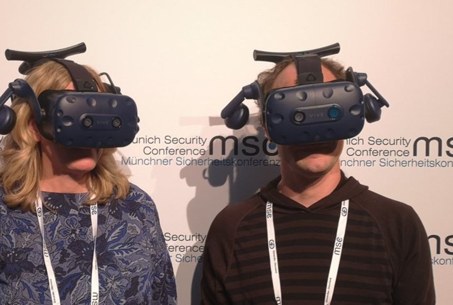 Sharon K. Weiner und Moritz Kütt stellten ihr Virtual Reality Projekt auf der Münchner Sicherheitskonferenz 2020 vor