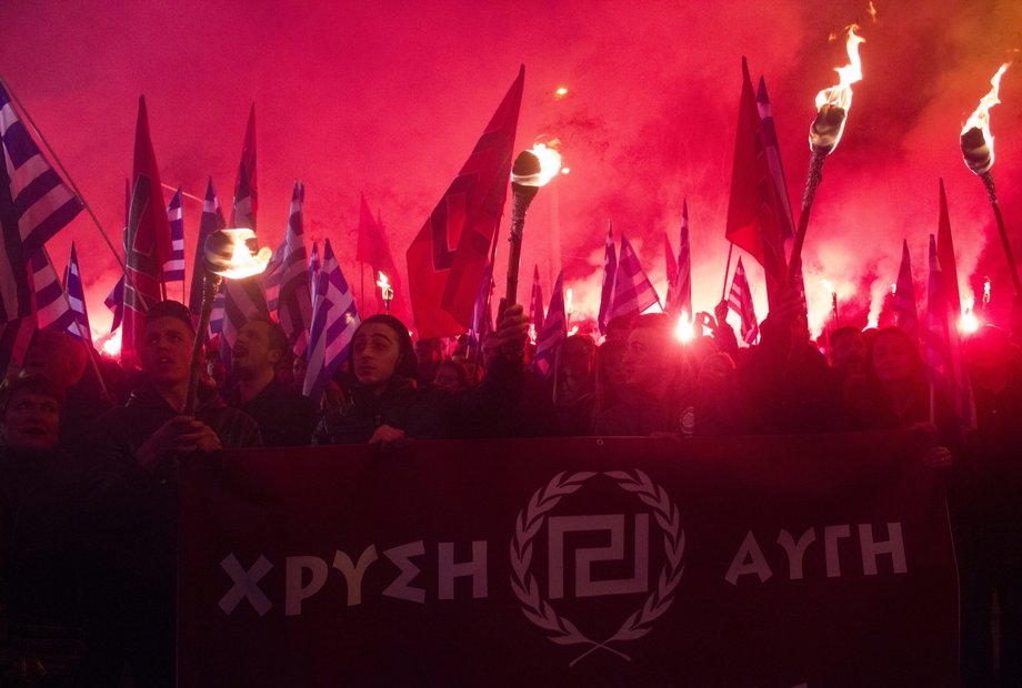 Anhänger der griechischen neonazistischen Partei Goldene Morgenröte während einer Kundgebung