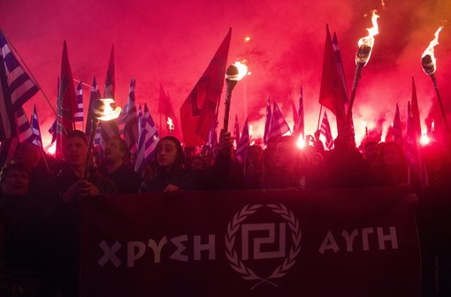 Anhänger der griechischen neonazistischen Partei Goldene Morgenröte während einer Kundgebung