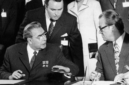 Der Generalsekretär der KPdSU Breschnew und Bundeskanzler Brandt unterzeichnen 1973 das Abkommen über wirtschaftliche, industrielle u. technische Zusammenarbeit. (c) dpa picture-alliance