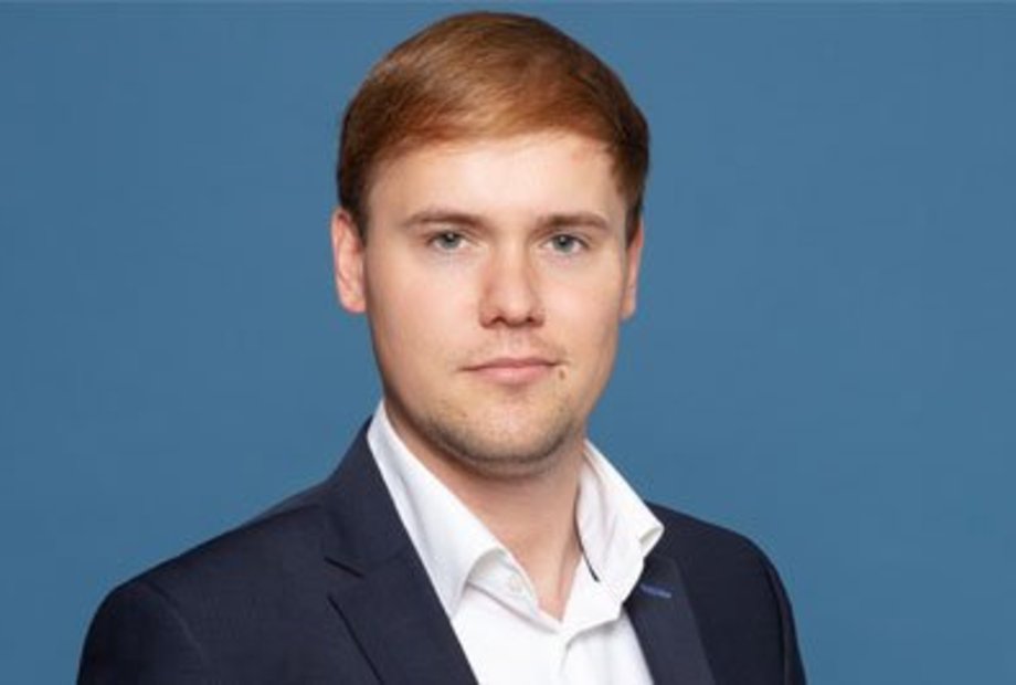 Dr. Alexander Graef ist Wissenschaftlicher Mitarbeit im Forschungsbereich Rüstungskontrolle und Neue Technologien. 